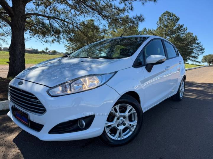 FORD - FIESTA - 2014/2015 - Branca - R$ 46.900,00