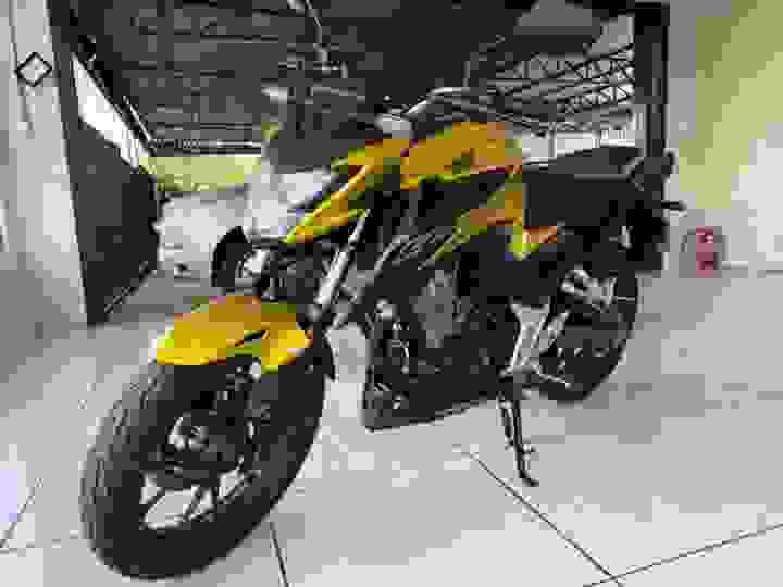 HONDA - CB 300F TWISTER - 2024/2024 - Dourada - R$ 26.900,00