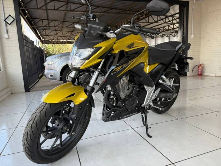 HONDA - CB 300F TWISTER - 2024/2024 - Dourada - R$ 26.900,00