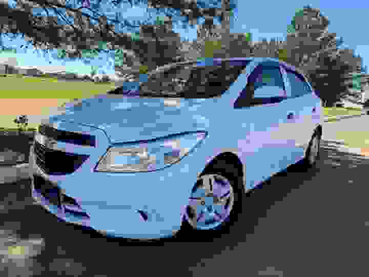 CHEVROLET - ONIX - 2017/2018 - Branca - R$ 49.900,00