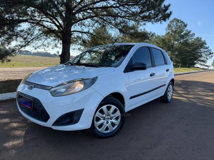 FORD - FIESTA - 2014/2015 - Branca - R$ 46.900,00