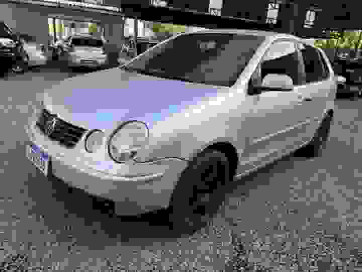 VOLKSWAGEN - POLO - 2002/2003 - Prata - R$ 12.900,00